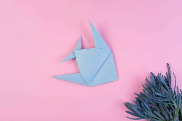 Origami pescado azul claro sobre fondo minimalista rosa — Foto de Stock