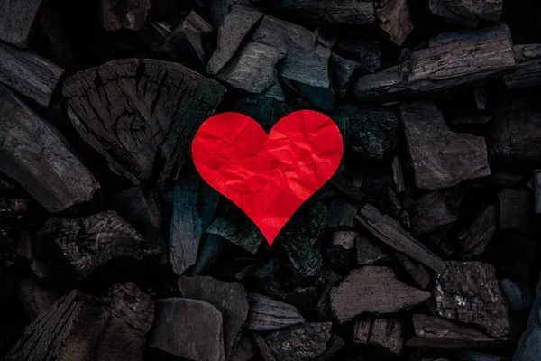 石炭の最小限の背景に赤い紙の心臓 — ストック写真