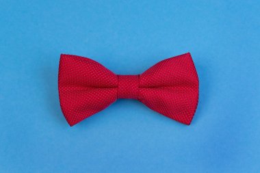 Mavi arka planda kırmızı papyon