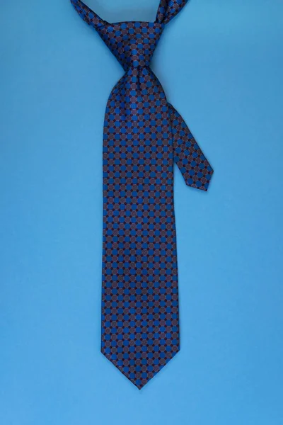 Cravate sur fond bleu — Photo