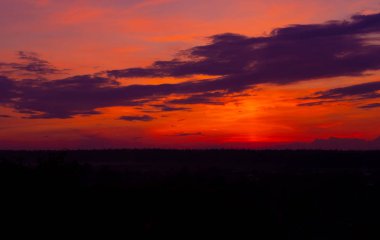 Günbatımı arka planda akşam gökyüzü