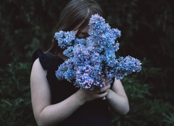 Menina desfrutando cheiro de flores — Fotografia de Stock