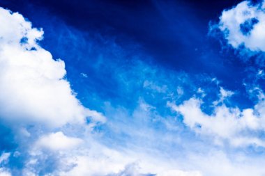 Beyaz bulutlu parlak mavi gökyüzü