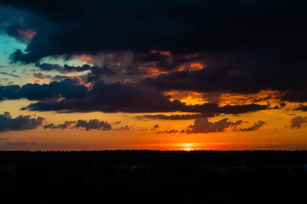 Večerní obloha na pozadí slunce — Stock fotografie