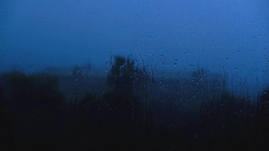 Yağmur damlaları grev pencere bölmesi