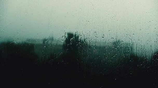 Esőcseppek sztrájk ablak ablaktábla — Stock videók