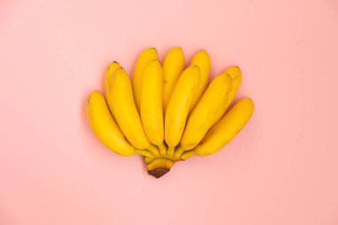 Mavi zemin üst görünümünde muz Demet