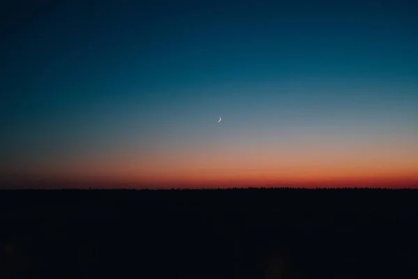 Céu e paisagem tardios da noite — Fotografia de Stock