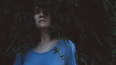 Karanlık doğayı araştıran bir kız