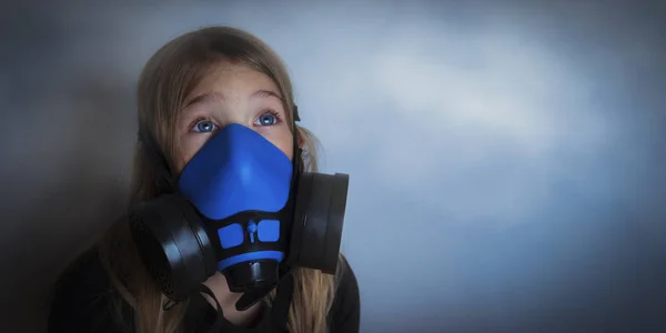 Mladá dívka, která nosí roušku, respirátor — Stock fotografie