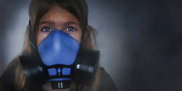 Молода дівчина в газовій масці, респіраторний портрет — стокове фото