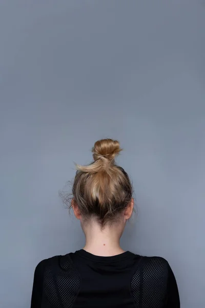 Menina jovem penteado simples vista traseira — Fotografia de Stock
