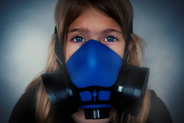 Junges Mädchen mit Gasmaske, Atemschutzmaske Porträt — Stockfoto