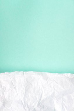 Parlak mavi, Turkuaz arka plan üst görünümünde crumpled beyaz parşömen kağıt
