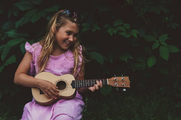 Menina bonita com ukulele — Fotografia de Stock