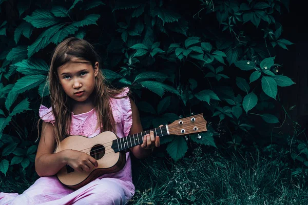 Ukulele ile güzel genç kız — Stok fotoğraf