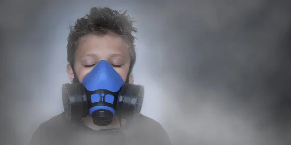ガスマスクを着用した少年、人工呼吸器の肖像画 — ストック写真