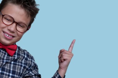 Portre gösteren genç okul çocuğu