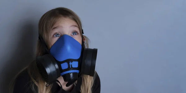방독면을 쓰고 있는 어린 소녀, 호흡보호구 초상화 — 스톡 사진