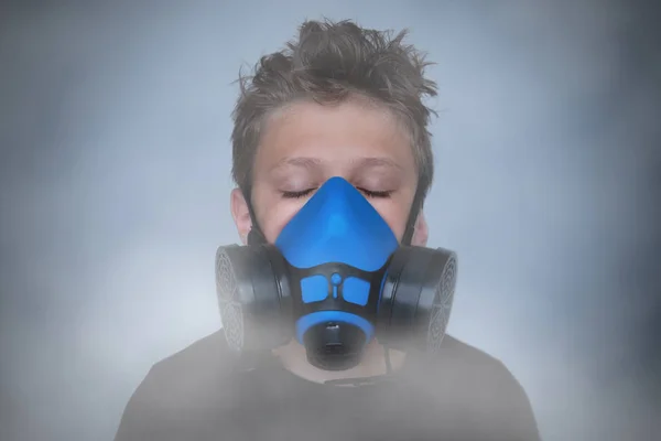 방독면을 쓰고 있는 어린 소년, 호흡보호구 초상화 — 스톡 사진