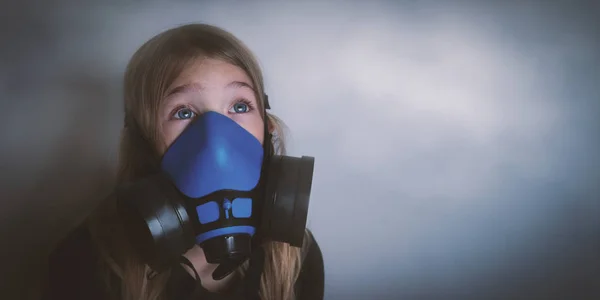 Chica joven con máscara de gas, retrato del respirador — Foto de Stock