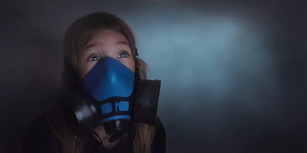 Menina usando máscara de gás, retrato respirador — Fotografia de Stock