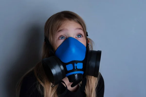 Ung flicka bär gasmask, andningsskydd porträtt — Stockfoto