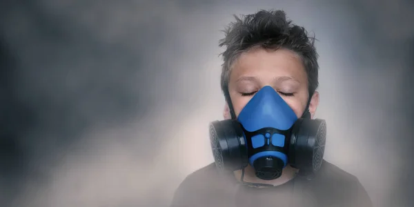 Niño joven con máscara de gas, retrato del respirador —  Fotos de Stock