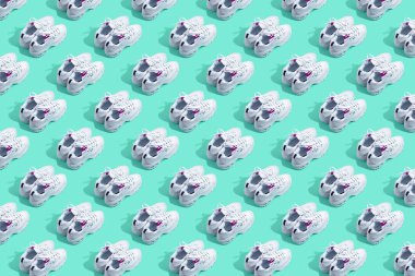 Renkli arka planda birçok çift spor ayakkabı