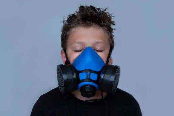 Ung pojke bär gasmask, andningsskydd porträtt — Stockfoto