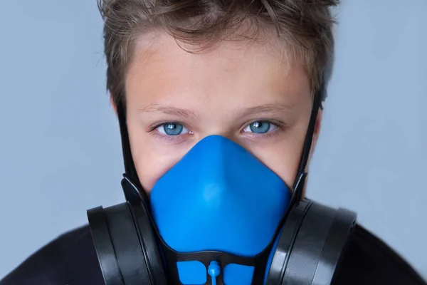 Νεαρό αγόρι που φοράει μάσκα αερίου, πορτρέτο με αναπνευστήρα — Φωτογραφία Αρχείου