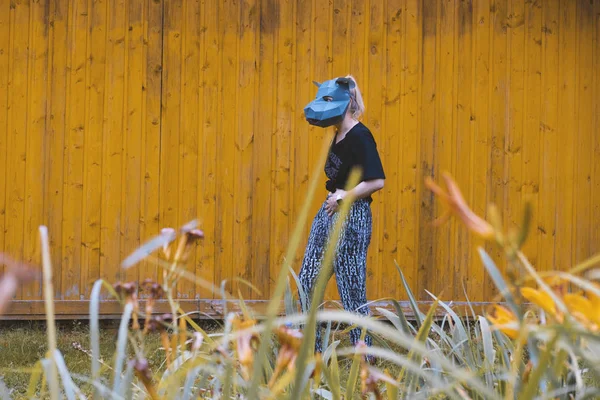 Fare maskeli genç kız sokakta yürüyor — Stok fotoğraf