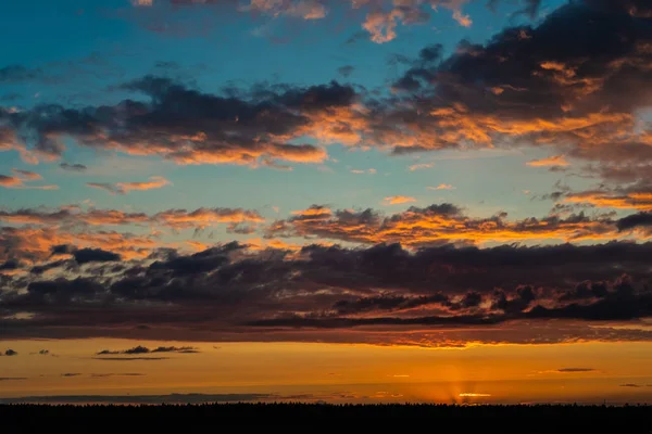 Večerní obloha na pozadí slunce — Stock fotografie