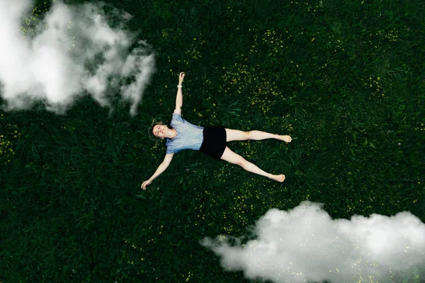 Parkta yeşil çimenlerin üzerinde yatan 40 yaşındaki kadın — Stok fotoğraf