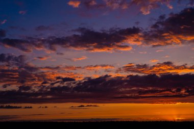 Günbatımı arka planda akşam gökyüzü