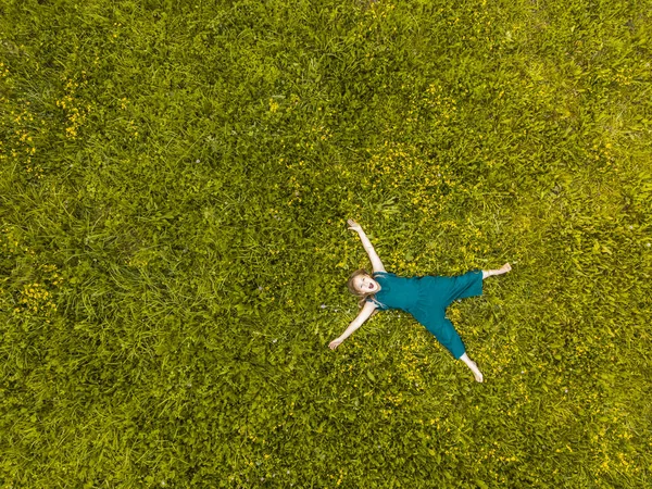 Linda niña acostada sobre hierba verde en el parque — Foto de Stock