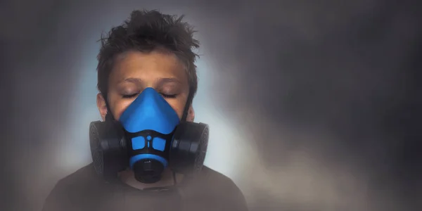 Young boy wearing gasmask, respirator portrait — Stock Photo, Image