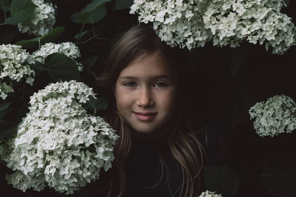 Petite fille mignonne sentant le lilas — Photo