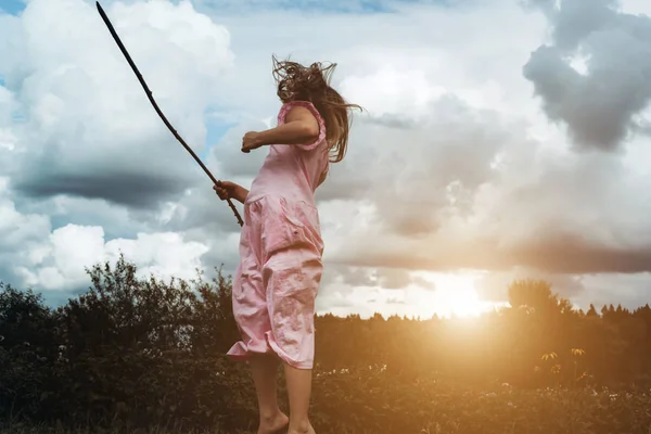 Menina feliz se alegra verão — Fotografia de Stock