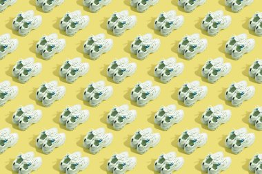 Renkli arka planda birçok çift spor ayakkabı