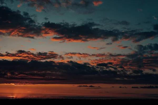 Esti égbolton a naplemente hátterében — Stock Fotó