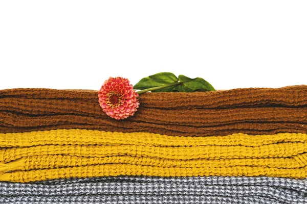 Stapel schone droge handdoeken en bloem close-up achtergrond — Stockfoto