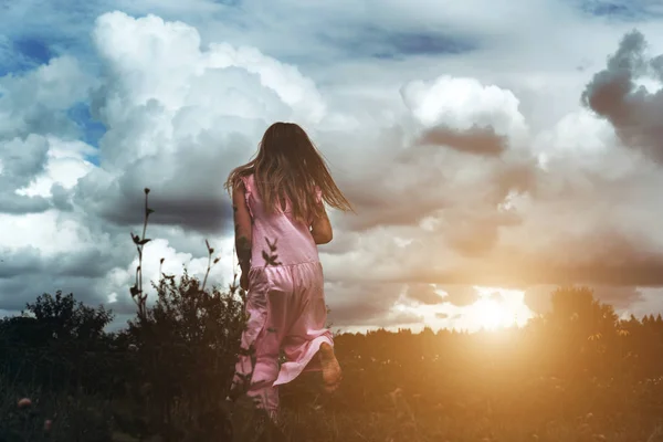 Menina feliz se alegra verão — Fotografia de Stock