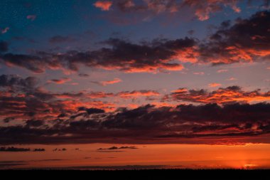 Günbatımı arka planda akşam gökyüzü