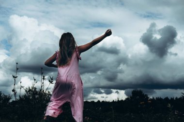 Mutlu kız yaz sevinir