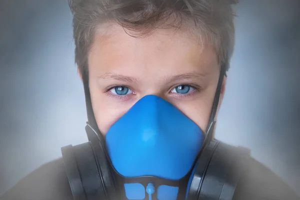 Ung pojke bär gasmask, andningsskydd porträtt — Stockfoto