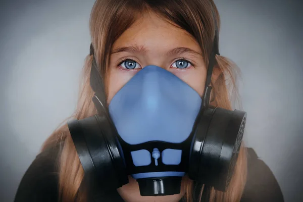 Ung flicka bär gasmask, andningsskydd porträtt — Stockfoto