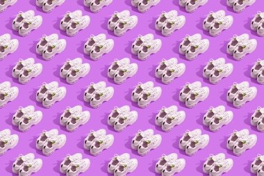 Renkli arka planda birçok çift spor ayakkabı