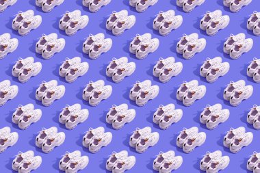 Renkli arka planda birçok çift spor ayakkabı