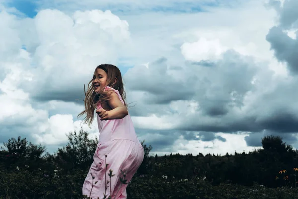 Menina feliz se alegra verão — Fotografia de Stock